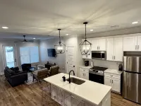 3-bedroom townhome in the Hart of Broussard ブルサードのホテル
