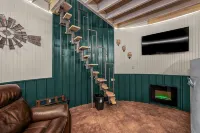Stay in a Real Silo • Cozy Loft + Electric Fireplace + Full Bath Near Boise - Homestays