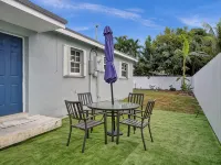 Charming 3-bedroom house with WiFi, AC in fantastic Miami Hotels in Golden Glades