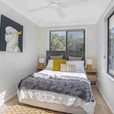 Renovated 3 bed Unit with Views Rooms