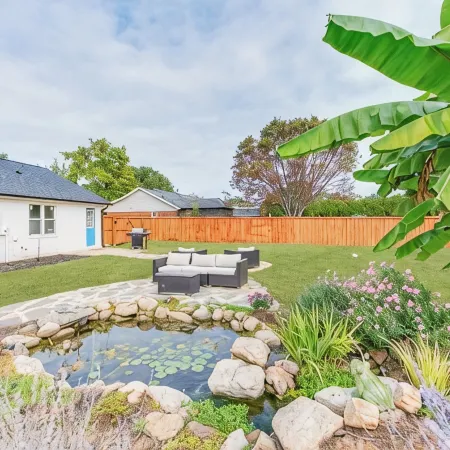 Charming Modern Home with Koi Pond & Spacious Backyard – Sleeps 6