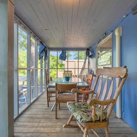 Charming 2-bedroom cabin in beautiful Mountain Rest on Lake Becky