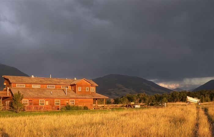 Beautiful Lodge on the Yellowstone River!