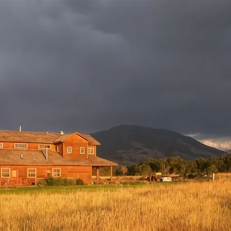 Beautiful Lodge on the Yellowstone River!