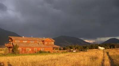 Beautiful Lodge on the Yellowstone River! Hotels in 