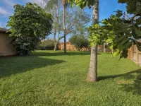 Villa Grande - Spacious Tropical Home - Triple Lot Fenced Yard! Hotels in Venice Gardens