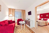 East Gate Hotel - parking