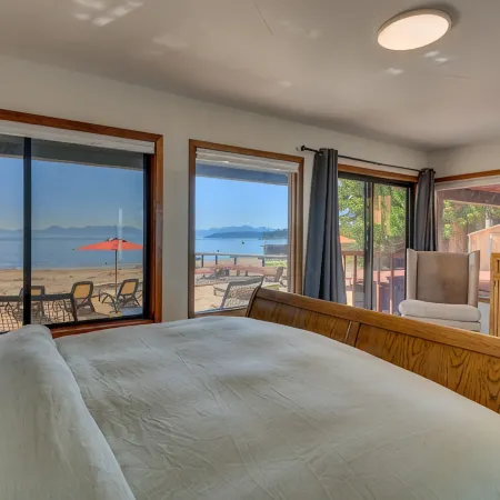 Lake Front Retreat With Your Private Beach & Hot Tub