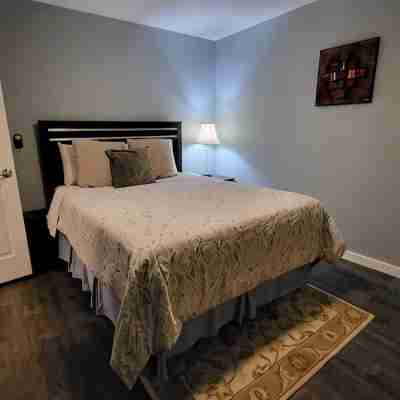 Renovated Guest House with Private Entrance and Parking – Perfectly Located! Rooms
