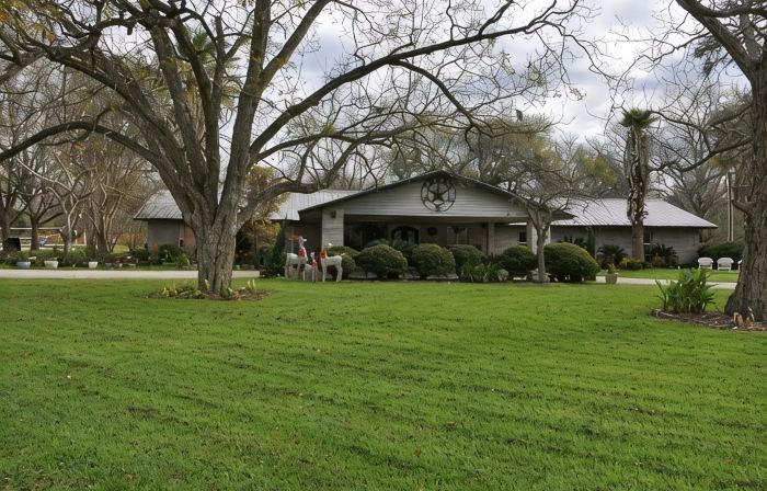 Popular large river home pool, pickelball, basketball, volleyball, nice area