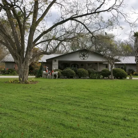 Popular large river home pool, pickelball, basketball, volleyball, nice area