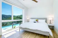Modern, recently built home with stunning pool & beautiful views; 15 min to town - 5 estrellas