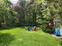 Bright, spacious, private beach home. Big backyard, firepit, deck. Family fave! - Homestays