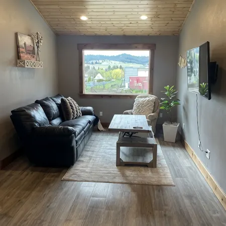 Country 2-Bedroom Cottage with a gorgeous view