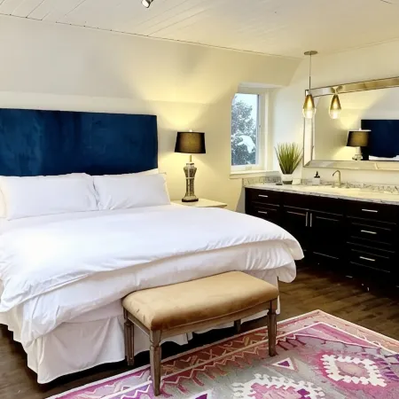 Penthouse 105-Heart of Downtown
