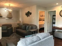 Modern 4 Bedroom 2 Bath Sleeps 10 Newly Renovated Whole House Rental - Boutique