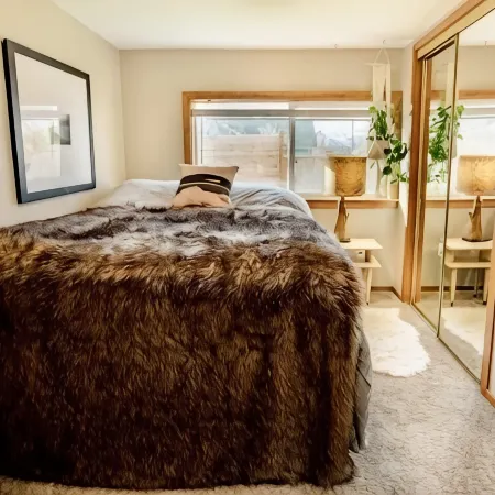 Friendly Alley Bungalow~Private Oasis Close to UO
