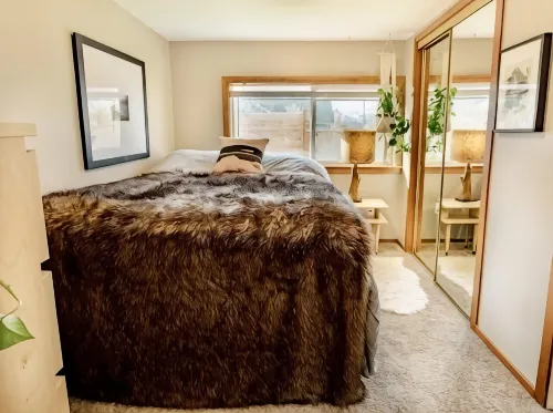 Friendly Alley Bungalow~Private Oasis Close to UO