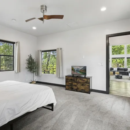 LUX Modern "Treehouse" on Private Lake - Gameroom, Kayaks, Bunkhouse, more!