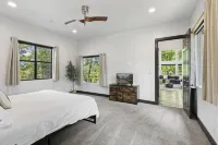 LUX Modern "Treehouse" on Private Lake - Gameroom, Kayaks, Bunkhouse, more!