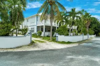 Lovely & spacious apartment in Grace Bay, Providenciales - AC, WiFi, Smart TV - 3-Star