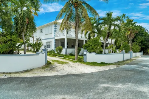Lovely & spacious apartment in Grace Bay, Providenciales - AC, WiFi, Smart TV