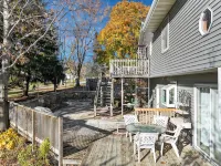 Spacious 6-Bed 3-Bath Retreat Next to park—ideal for Family & Group Getaways