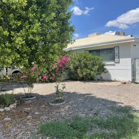 COZY HOME WITH SPARKLING POOL AND PET  FRIENDLY
