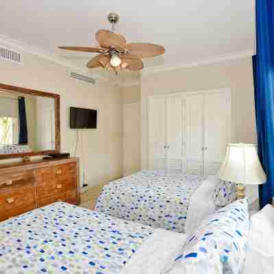 Beachfront Oversized 1 Bedroom Condo, Playa Turquesa Rooms