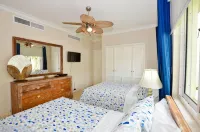 Beachfront Oversized 1 Bedroom Condo, Playa Turquesa - 2 tähden