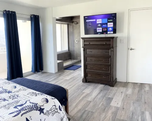 Updated 1Br/1BA - "Hillside Getaway" Hotels in Northside