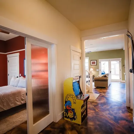 5Br - South Main's Iconic Green Craftsman Retreat - Steps to River & Parks