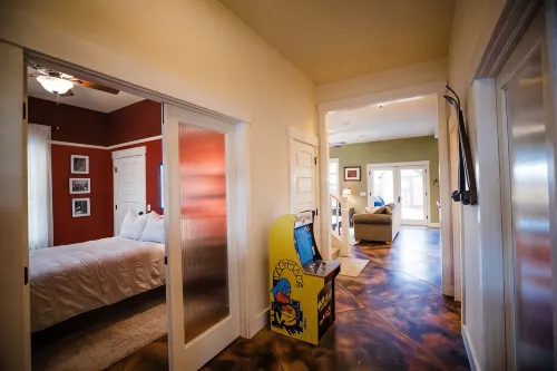 5Br - South Main's Iconic Green Craftsman Retreat - Steps to River & Parks