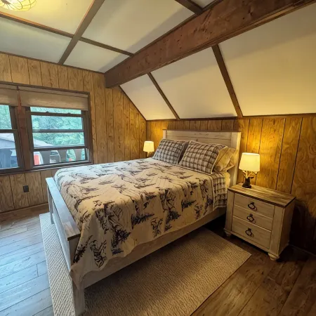Tranquil Cabin Retreat with Sauna – Steps from the Holy Waters グレイリング・タウンシップのホテル
