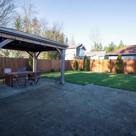 Family 4Br2BA Home Fenced Yard Long Driveway Parking with AC Wifi Near to SeaTac