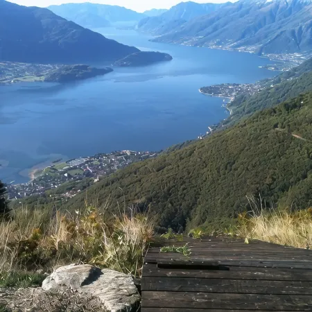 Beautiful view of the lake and mountains, free WiFi, calm.
