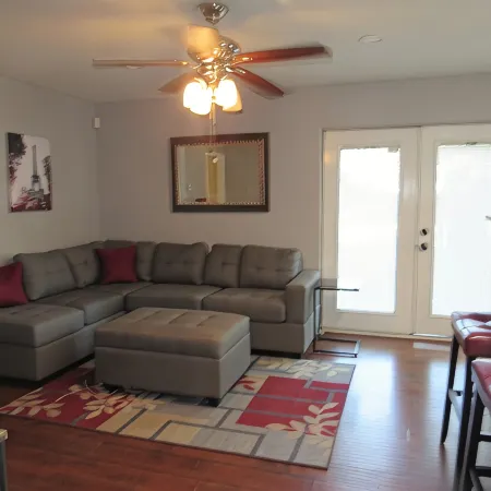 4 Bedroom Home - Great Location Sleep 9 Guest . 7 Beds