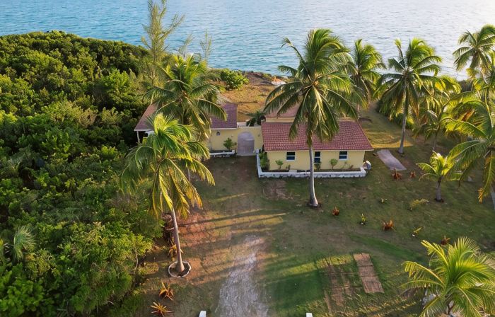 Pineapple Hideaway | Oleander Gardens