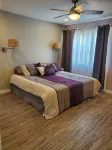 Spacious 3-bedroom home, off I-64 & 35, sleeps 11 - Wifi
