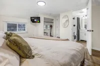 New! Renovated 1BR w/ King: Modern Comfort