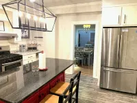 Bison Hall 7, no cleaning fee, near court square - Homestays