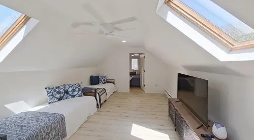2-bedroom house on Strawberry Lake in Pinckney, MI with hot tub, WiFi. - Homestays