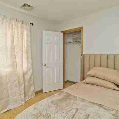 Cozy 3-bedroom Duplex2 in beautiful Springfield with WiFi, central AC Rooms