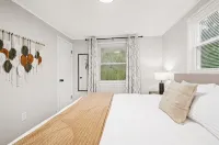 10 Min to NRG Park with Private Deck, Movie Nights & Fire Pit - Boutique