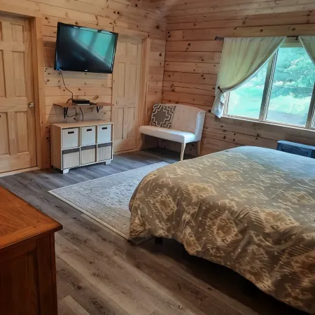 Perfect Summer / Fall Getaway with Amazing Fireplace for Gathering / Relaxation.
