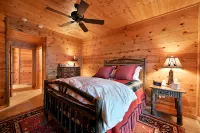 Custom-Built Log Cabin Family Friendly Home on Round Lake, Close to Trails! - 무료 와이파이