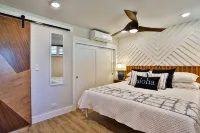 Oceanfront, Split A/C, incredible sunsets, king bed, remodeled October 2023 - พร้อมWifi