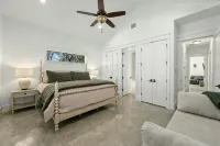 Luxury Waterfront Farmhouse - Fire Pit, Chef's Kitchen-Poker Table -Sleeps 24 - ブティック