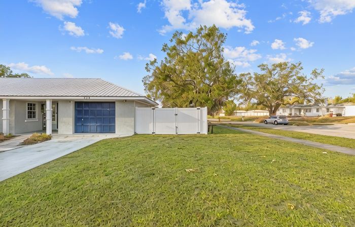 3/2.5 Private Sarasota Pool Home. Close to Beaches. Fenced Yard. Pet Friendly