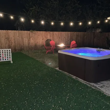 The Bluebird- Bungalow w Spa & Outdoor Living